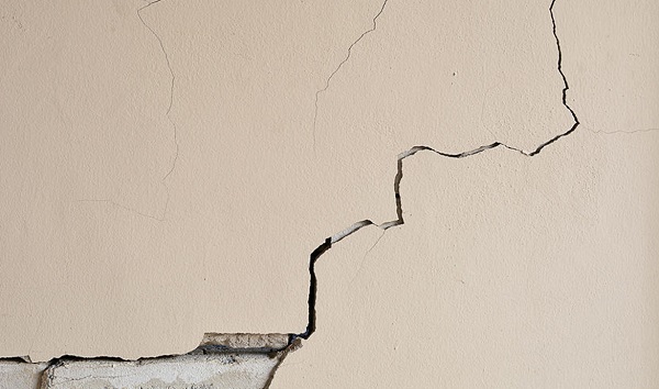 Kiểm tra vết nứt và trám lại bằng xi măng