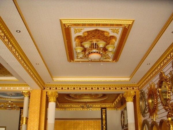 Mẫu phào trần thạch cao được dát vàng, thiết kế theo phong cách cổ điển